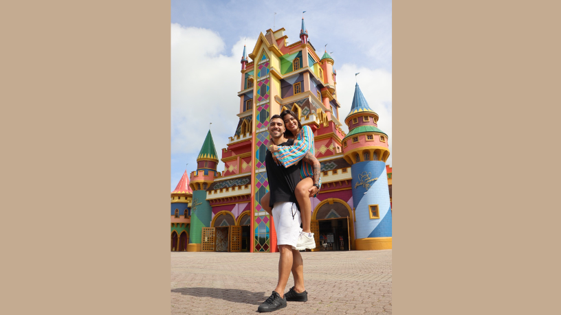 Non Stop acompanha Jaque Sobrinho e Diego em dias de pura emoção no Beto Carrero e encanto nas praias de Florianópolis. (CRÉDITOS: @eutonoparque)