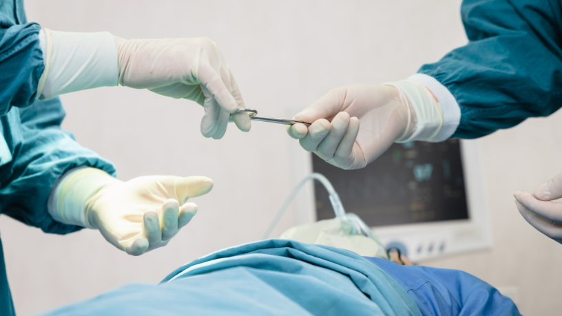 Diferenças na gluteoplastia entre prótese e enxerto explicadas por Dr. Haeckel Cabral.