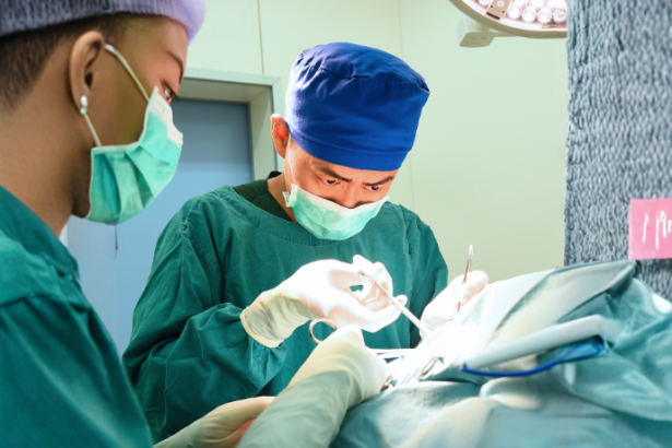 Dr. Haeckel Cabral compara prótese de glúteo e enxerto de gordura na gluteoplastia.