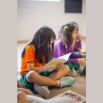 Em um cenário cada vez mais digital, a Sigma Educação e Tecnologia Ltda analisa por que o livro físico continua sendo uma ferramenta insubstituível na educação.