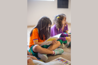 Em um cenário cada vez mais digital, a Sigma Educação e Tecnologia Ltda analisa por que o livro físico continua sendo uma ferramenta insubstituível na educação.