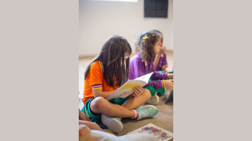 Em um cenário cada vez mais digital, a Sigma Educação e Tecnologia Ltda analisa por que o livro físico continua sendo uma ferramenta insubstituível na educação.