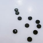 Pucks de hóquei espalhados sobre uma superfície de gelo.