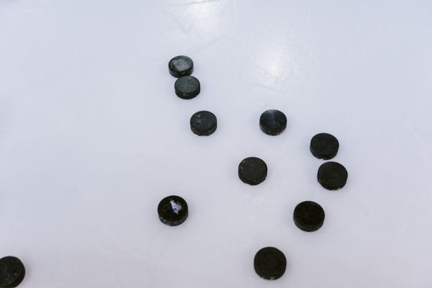 Pucks de hóquei espalhados sobre uma superfície de gelo.